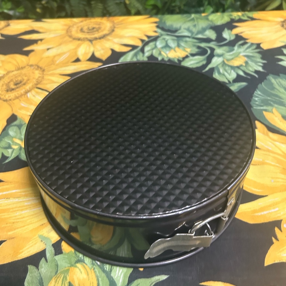 Black Springform Cake Pan - Removable Base - Picture 2 of 2